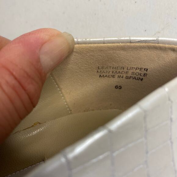 Etienne Aigner Valencia Leather White Shiny Closed Toe Heels Classic Size 8 - Picture 13 of 16